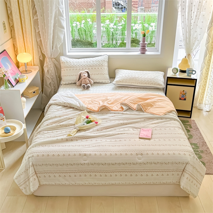 91家纺网 家纺一手货源 找家纺 古吉梦 2024新款冰激凌凉感丝夏被-小清新 凉感丝夏被-樱桃花+暖桔