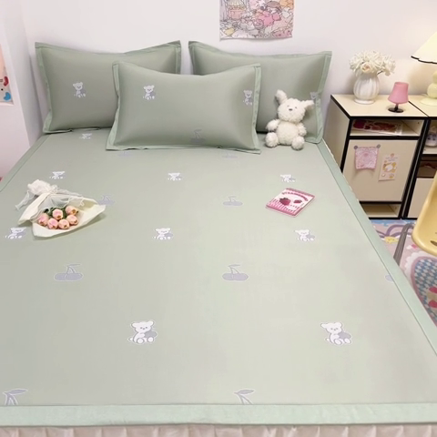 91家纺网 家纺一手货源 找家纺 全季家居 2024新款卡通提花系列PE凉感席 樱桃-清新绿