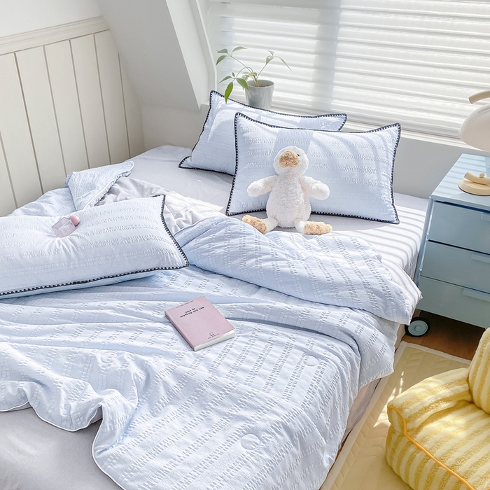 91家纺网 家纺一手货源 找家纺 羋多 2024新款泡泡棉夏被 天空蓝+雅士灰