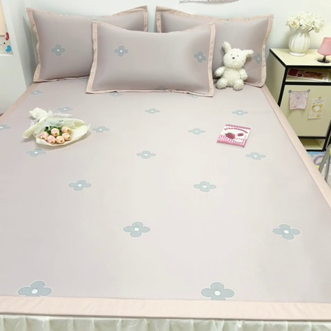 91家纺网 家纺一手货源 找家纺 全季家居 2024新款卡通提花系列PE凉感席 四叶草-山茶粉