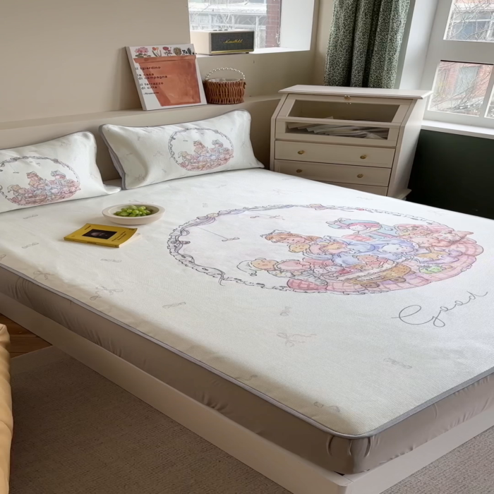 91家纺网 家纺一手货源 找家纺 萝莉家纺 2024新款大版印花冰丝凉席床席床笠款 我和我的玩具小熊们-床笠款