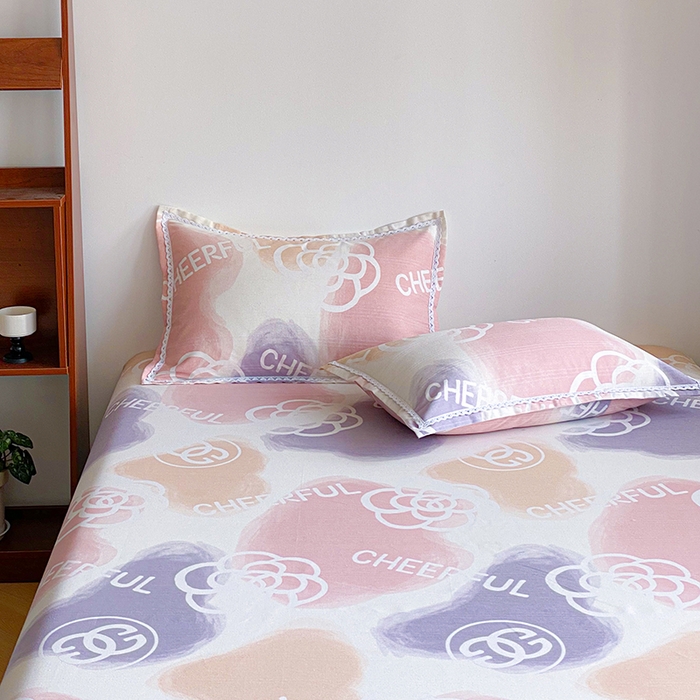 91家纺网 家纺一手货源 找家纺 萌宝老粗布毛绒玩具 2025新款原棉老粗布印花床单系列细纱帆布软凉席三枚段条花边款 爱丽丝粉