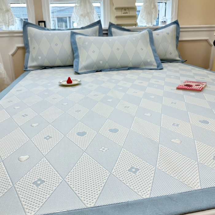 91家纺网 家纺一手货源 找家纺 全季家居 2024新款5A速冷PE小动物系列凉豆豆席 千鸟格-天蓝-床席款