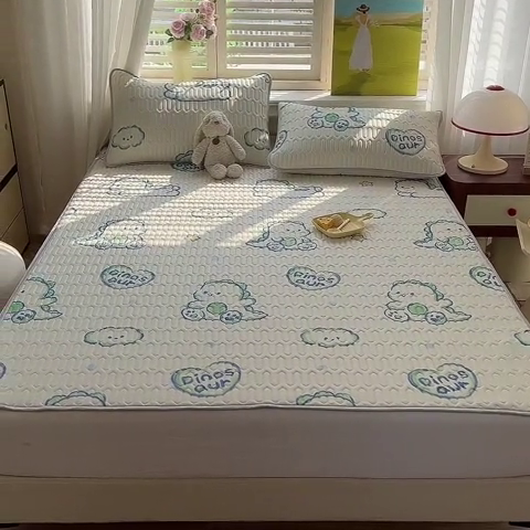 91家纺网 家纺一手货源 找家纺 慕澄家纺 2024新款小版印花0.5乳胶凉席系列 顽皮小恐龙