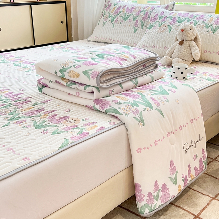 91家纺网 家纺一手货源 找家纺 慕澄家纺 2024新款小版印花0.5乳胶凉席夏被四件套 紫色浪漫