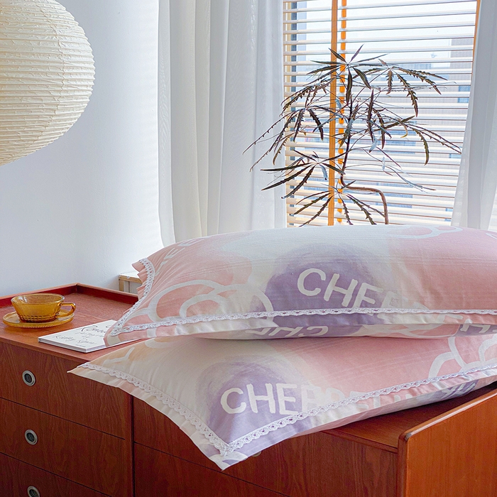 91家纺网 家纺一手货源 找家纺 萌宝老粗布毛绒玩具 2025新款原棉老粗布印花床单系列细纱帆布软凉席三枚段条花边款 爱丽丝粉