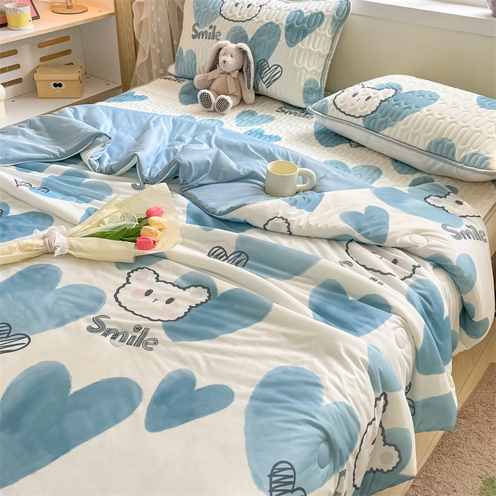91家纺网 家纺一手货源 找家纺 古吉梦 2024新款冰激凌凉感丝夏被-小清新 凉感丝夏被-甜心小熊+天兰
