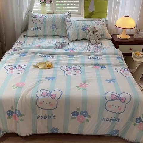 91家纺网 家纺一手货源 找家纺 慕澄家纺 2024新款小版印花0.5乳胶凉席夏被四件套 条纹兔