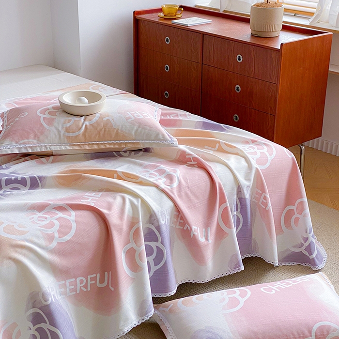 91家纺网 家纺一手货源 找家纺 萌宝老粗布毛绒玩具 2025新款原棉老粗布印花床单系列细纱帆布软凉席三枚段条花边款 爱丽丝粉