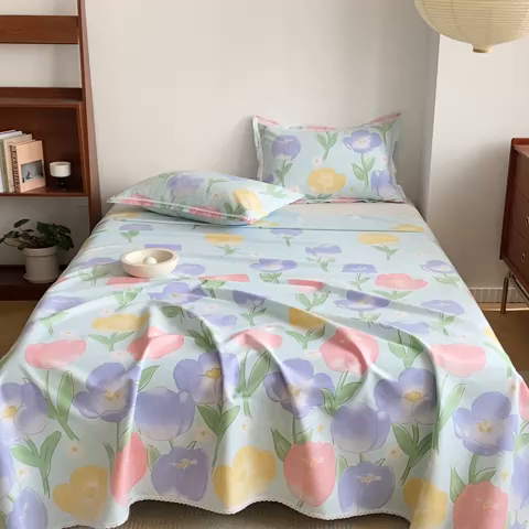 91家纺网 家纺一手货源 找家纺 萌宝老粗布毛绒玩具 2025新款原棉老粗布印花床单系列细纱帆布软凉席三枚段条花边款 蓝色花海