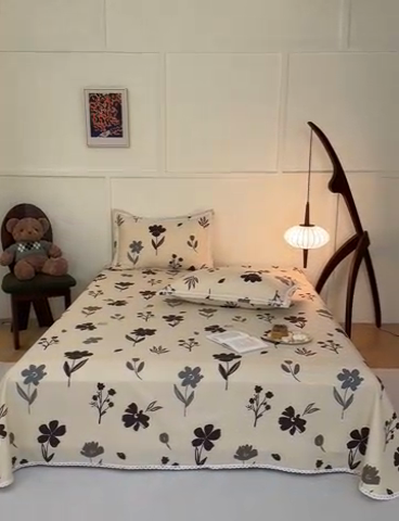 91家纺网 家纺一手货源 找家纺 萌宝老粗布毛绒玩具 2025新款原棉老粗布印花床单系列细纱帆布软凉席三枚段条花边款 黑加仑