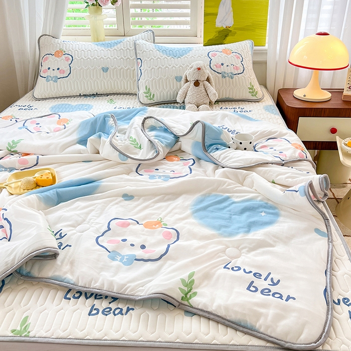91家纺网 家纺一手货源 找家纺 慕澄家纺 2024新款小版印花0.5乳胶凉席夏被四件套 爱心小熊
