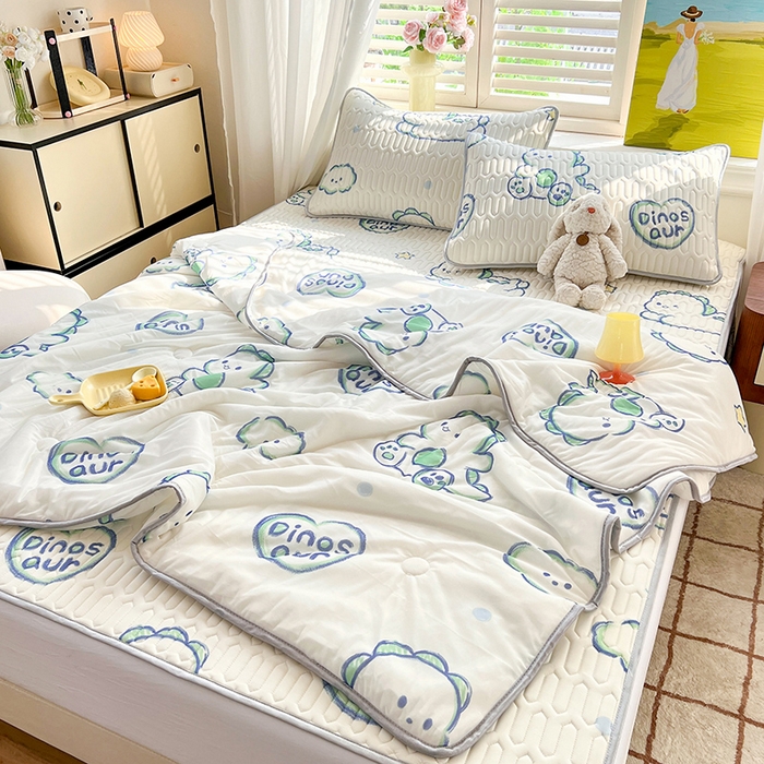 91家纺网 家纺一手货源 找家纺 慕澄家纺 2024新款小版印花0.5乳胶凉席夏被四件套 顽皮小恐龙