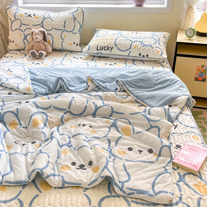 91家纺网 家纺一手货源 找家纺 古吉梦 2024新款冰激凌凉感丝夏被-小清新 凉感丝夏被-波波熊-蓝+天兰