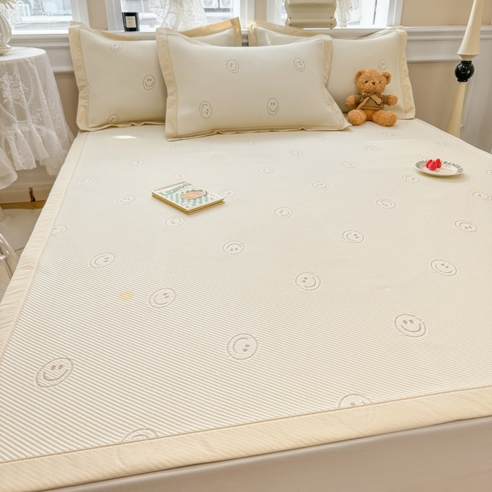 91家纺网 家纺一手货源 找家纺 全季家居 2024新款5A速冷PE小动物系列凉豆豆席 笑脸-卡其-床席款