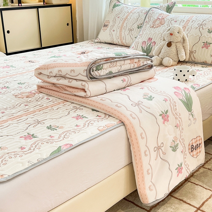 91家纺网 家纺一手货源 找家纺 慕澄家纺 2024新款小版印花0.5乳胶凉席夏被四件套 洛丽塔