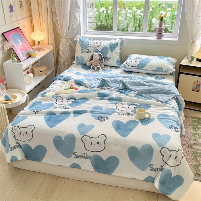 91家纺网 家纺一手货源 找家纺 古吉梦 2024新款冰激凌凉感丝夏被-小清新 凉感丝夏被-甜心小熊+天兰