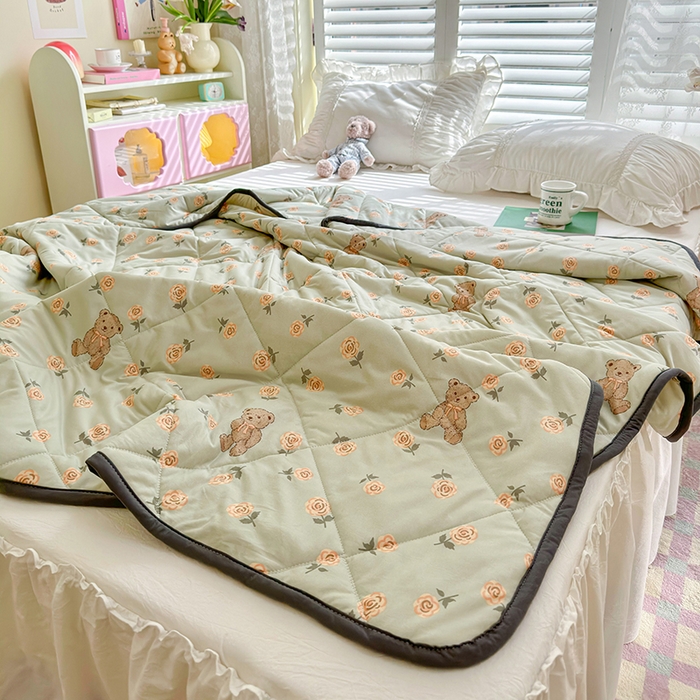 91家纺网 家纺一手货源 找家纺 琪格格纺织 2024新款A类卡通印花清新大豆针织夏被 200*230cm-夏被 针织被-花朵熊