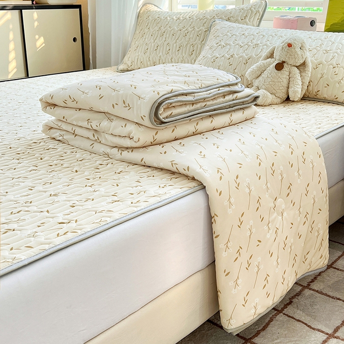 91家纺网 家纺一手货源 找家纺 慕澄家纺 2024新款小版印花0.5乳胶凉席夏被四件套 叶子青青