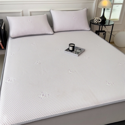 91家纺网 家纺一手货源 找家纺 卡初 2025新款抗菌冰豆豆小熊系列床笠款 冰豆豆熊猫系列-床笠款 冰藤紫