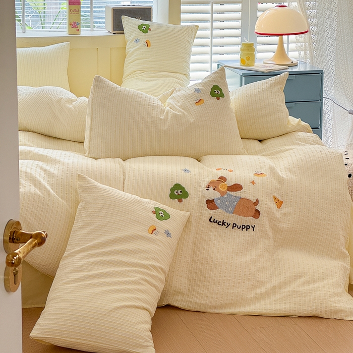 91家纺网 家纺一手货源 找家纺 优彩  2025新款40支全棉水洗棉提花刺绣四件套 幸运小狗