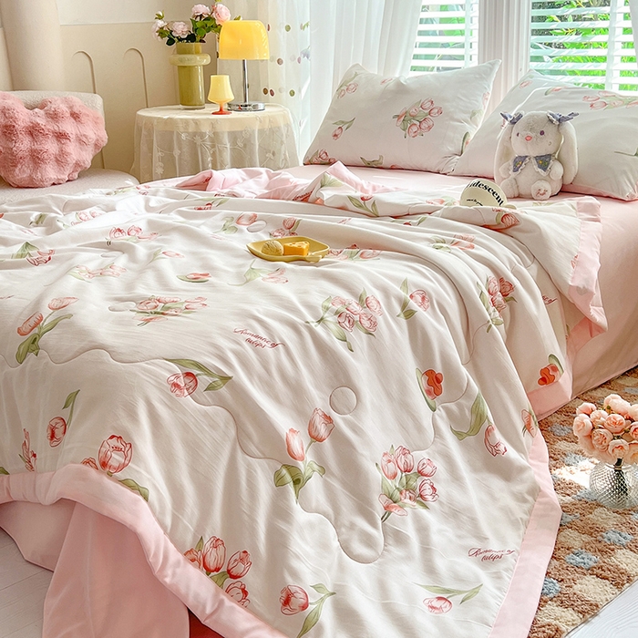 91家纺网 家纺一手货源 找家纺 妖妖家纺 2024新款超柔软糯水洗云朵棉印花夏被四件套 浪漫花花