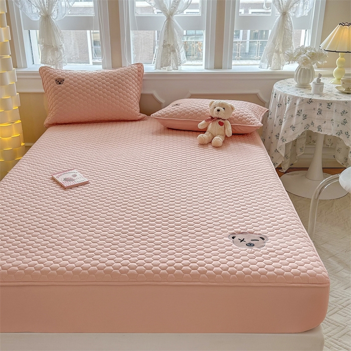 91家纺网 家纺一手货源 找家纺 857家居 2024新款A类原棉大豆夹棉床笠-熊熊仔 熊熊仔-珊瑚粉