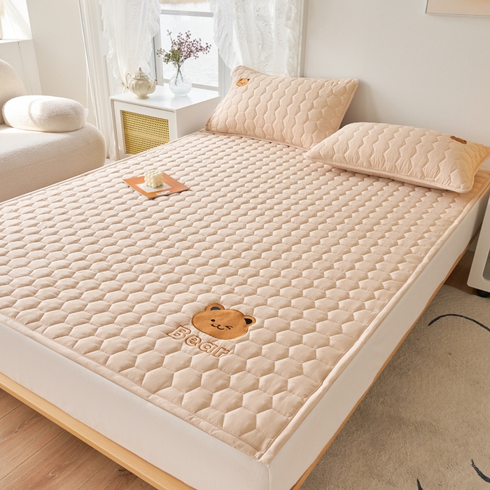 91家纺网 家纺一手货源 找家纺 恋绒家纺 2025新款A类刺绣款床褥学生软床垫子床护垫软垫（图2） 可爱熊-浅驼