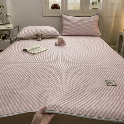 91家纺网 家纺一手货源 找家纺 眠势力 2025新款冰豆豆凉席冷感凉豆豆软凉席三件套 豆豆粉-贴标床单款