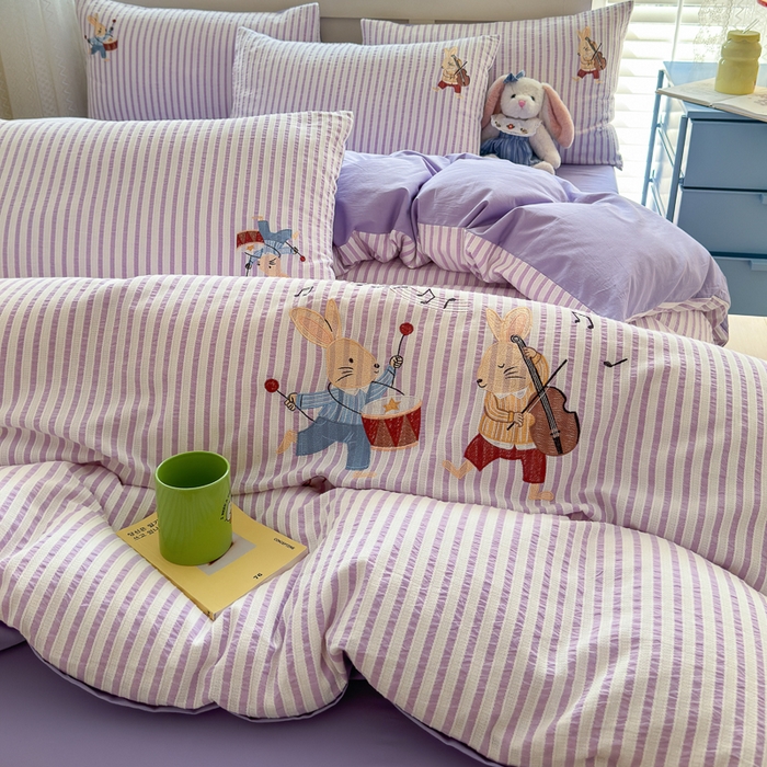 91家纺网 家纺一手货源 找家纺 优彩  2025新款40支全棉水洗棉提花刺绣四件套 小兔音乐会