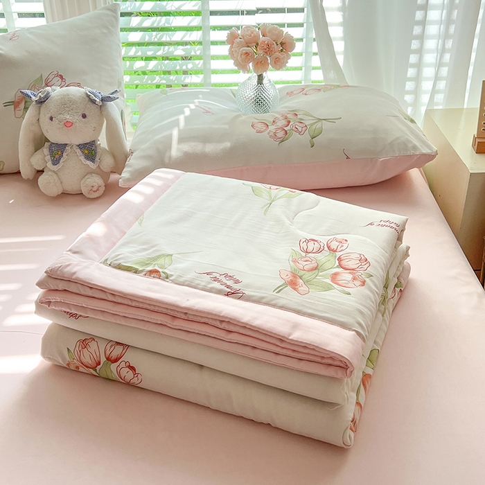 91家纺网 家纺一手货源 找家纺 妖妖家纺 2024新款超柔软糯水洗云朵棉印花夏被四件套 浪漫花花