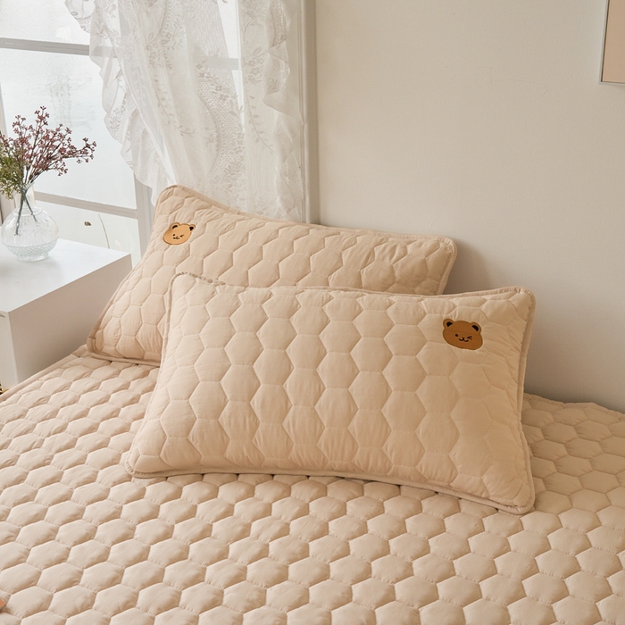 91家纺网 家纺一手货源 找家纺 恋绒家纺 2025新款A类刺绣款床褥学生软床垫子床护垫软垫（图2） 可爱熊-浅驼