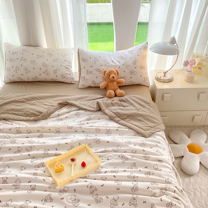 91家纺网 家纺一手货源 找家纺 妖妖家纺 2024新款超柔软糯水洗云朵棉印花夏被四件套 可爱棕熊