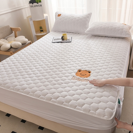 91家纺网 家纺一手货源 找家纺 九亭家纺  2024新款A类水洗棉刺绣可爱熊夹棉床笠 可爱熊-白色