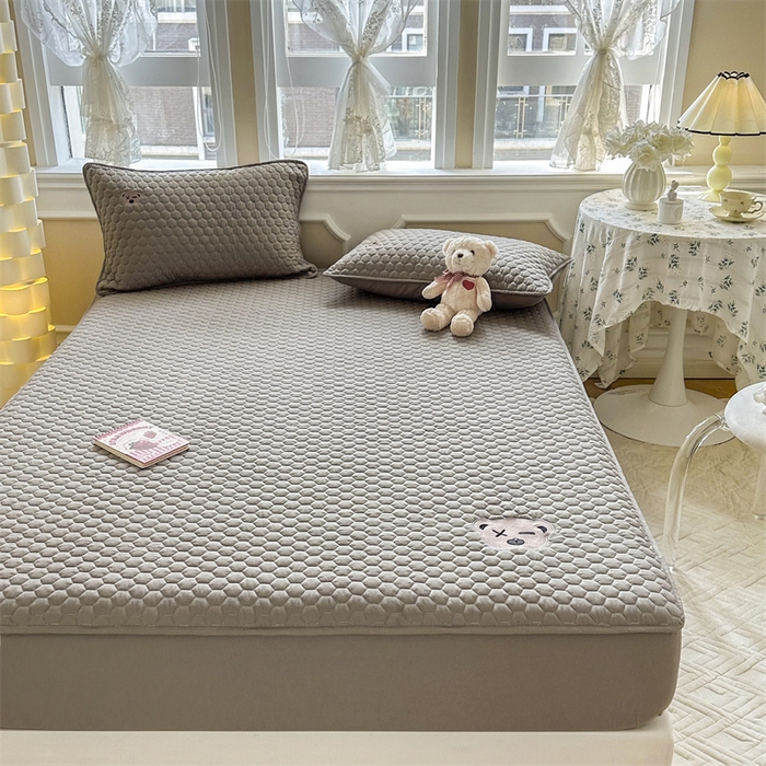 91家纺网 家纺一手货源 找家纺 857家居 2024新款A类原棉大豆夹棉床笠-熊熊仔 熊熊仔-鸵鸟灰