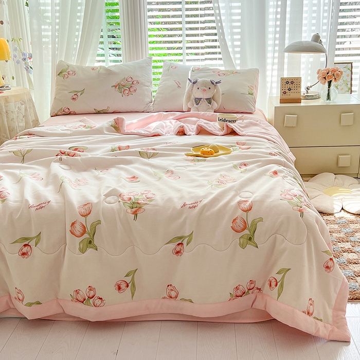 91家纺网 家纺一手货源 找家纺 妖妖家纺 2024新款超柔软糯水洗云朵棉印花夏被四件套 浪漫花花