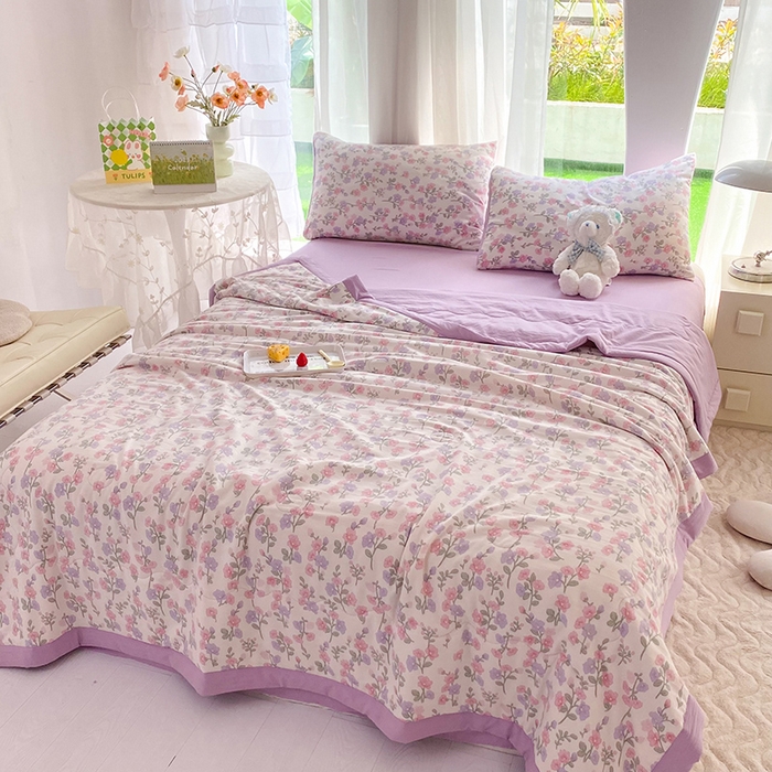 91家纺网 家纺一手货源 找家纺 妖妖家纺 2024新款超柔软糯水洗云朵棉印花夏被四件套 尽相思