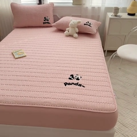 91家纺网 家纺一手货源 找家纺 857家居 2024新款A类原棉大豆夹棉床笠-奶茶熊 奶茶熊-玫瑰粉