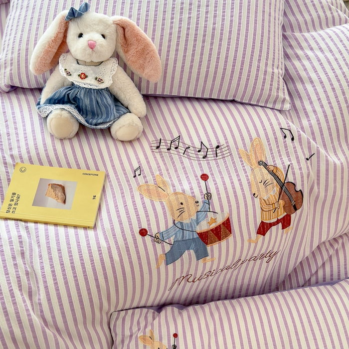 91家纺网 家纺一手货源 找家纺 优彩  2025新款40支全棉水洗棉提花刺绣四件套 小兔音乐会