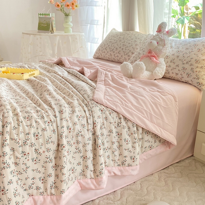 91家纺网 家纺一手货源 找家纺 妖妖家纺 2024新款超柔软糯水洗云朵棉印花夏被四件套 后花园