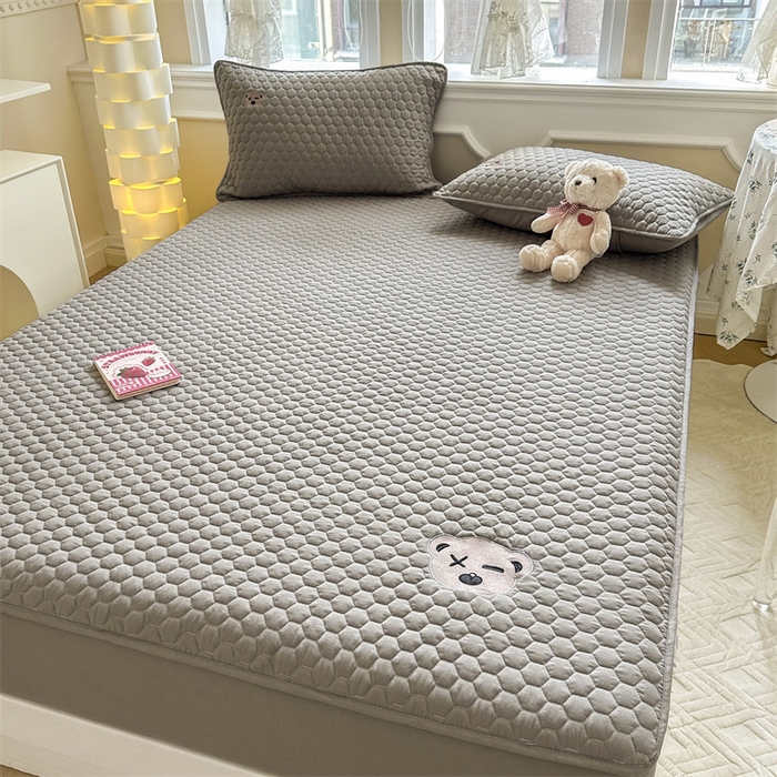 91家纺网 家纺一手货源 找家纺 857家居 2024新款A类原棉大豆夹棉床笠-熊熊仔 熊熊仔-鸵鸟灰