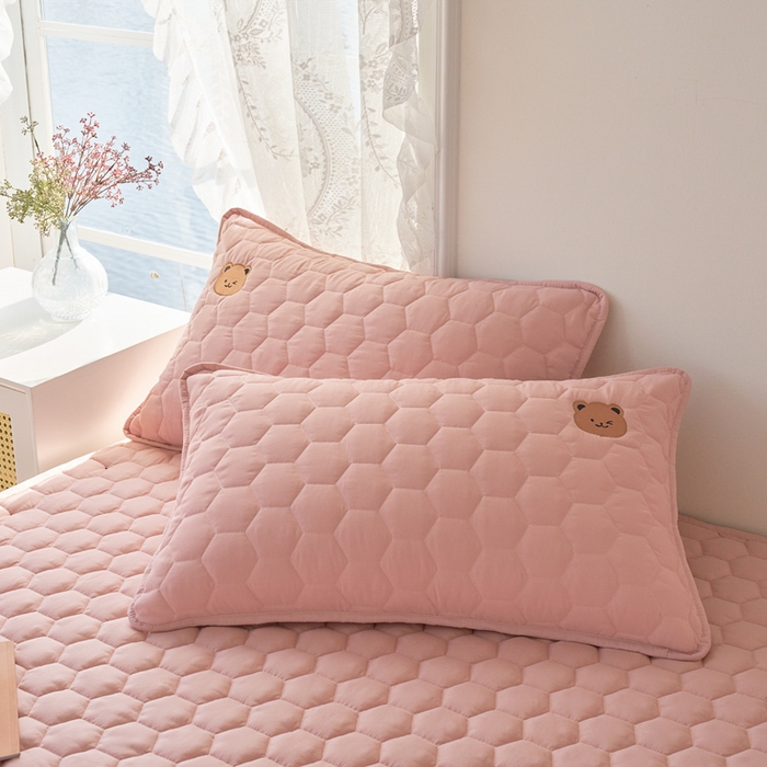 91家纺网 家纺一手货源 找家纺 恋绒家纺 2025新款A类刺绣款床褥学生软床垫子床护垫软垫（图2） 可爱熊-浅豆沙