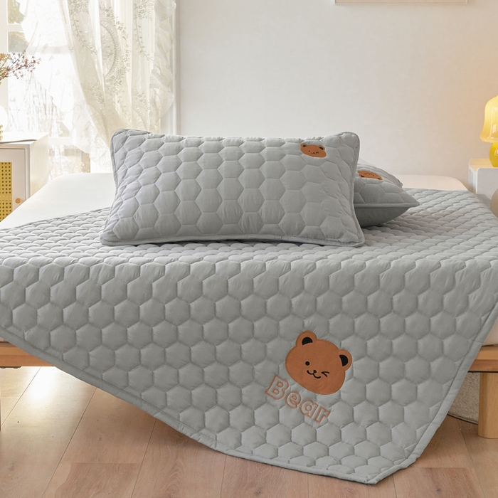 91家纺网 家纺一手货源 找家纺 恋绒家纺 2025新款A类刺绣款床褥学生软床垫子床护垫软垫（图2） 可爱熊-浅灰