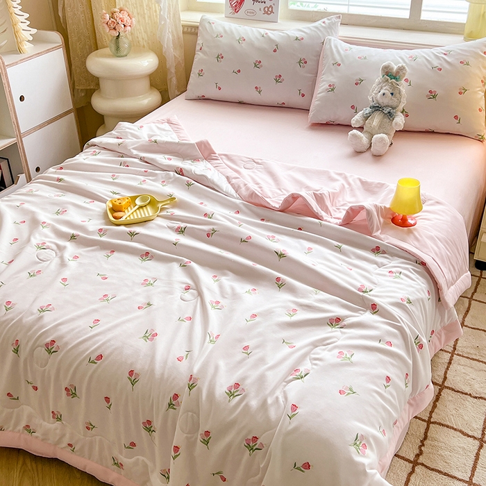 91家纺网 家纺一手货源 找家纺 妖妖家纺 2024新款超柔软糯水洗云朵棉印花夏被四件套 森系小花