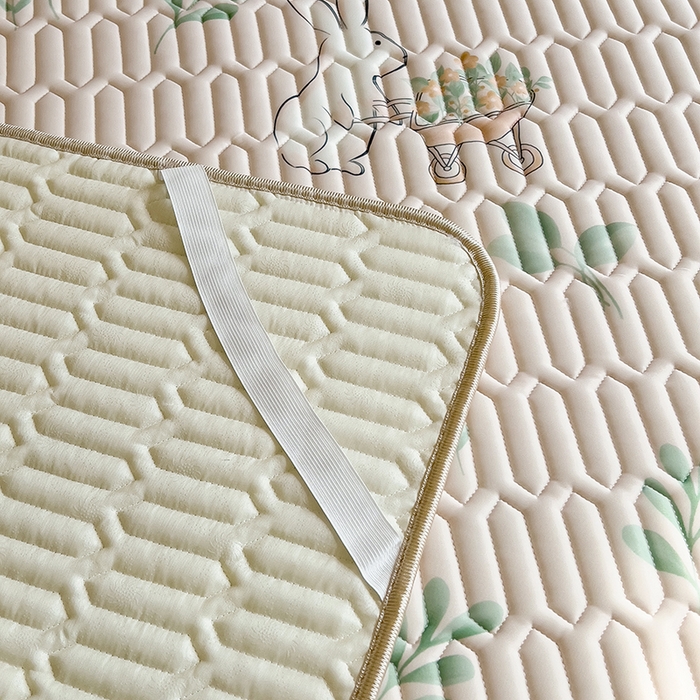 91家纺网 家纺一手货源 找家纺 世纪绒品 2026新款凉感丝印花款乳胶凉席 仙草兔