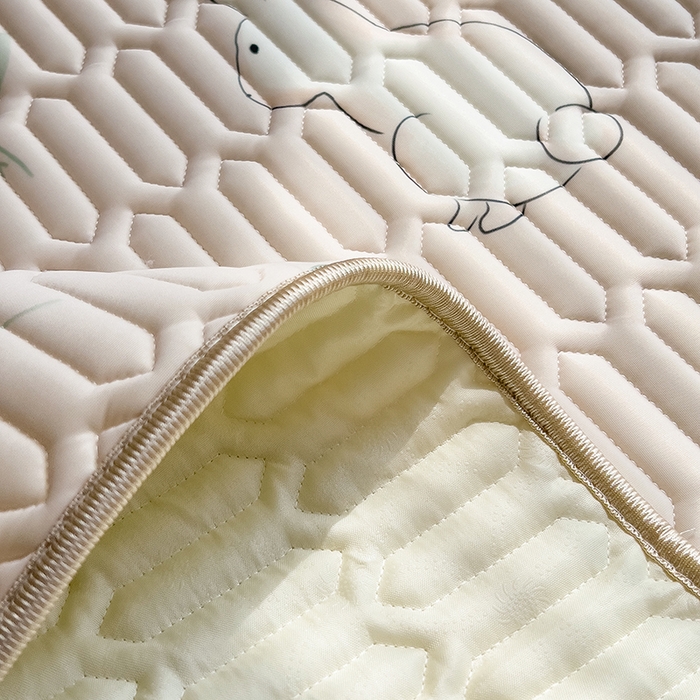 91家纺网 家纺一手货源 找家纺 世纪绒品 2026新款凉感丝印花款乳胶凉席 仙草兔