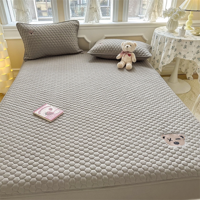 91家纺网 家纺一手货源 找家纺 857家居 2024新款A类原棉大豆夹棉床笠-熊熊仔 熊熊仔-鸵鸟灰