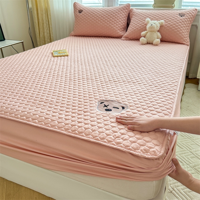 91家纺网 家纺一手货源 找家纺 857家居 2024新款A类原棉大豆夹棉床笠-熊熊仔 熊熊仔-珊瑚粉