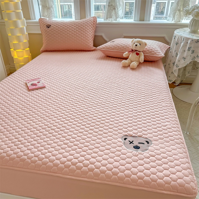 91家纺网 家纺一手货源 找家纺 857家居 2024新款A类原棉大豆夹棉床笠-熊熊仔 熊熊仔-珊瑚粉