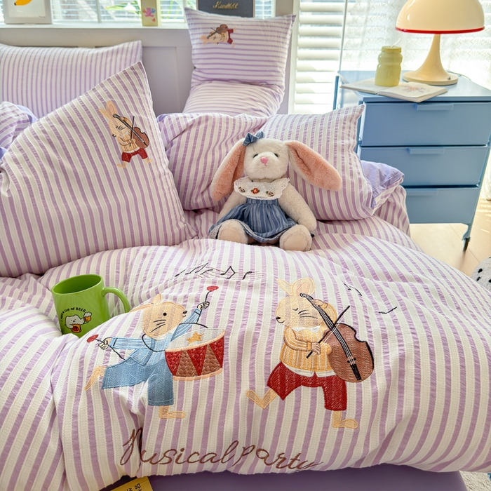 91家纺网 家纺一手货源 找家纺 优彩  2025新款40支全棉水洗棉提花刺绣四件套 小兔音乐会